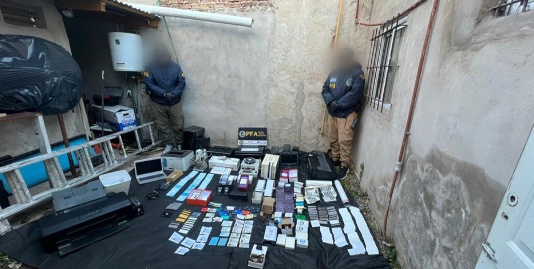 Catorce detenidos por una red de estafas con tarjetas de crédito robadas en el AMBA y Santiago del Estero