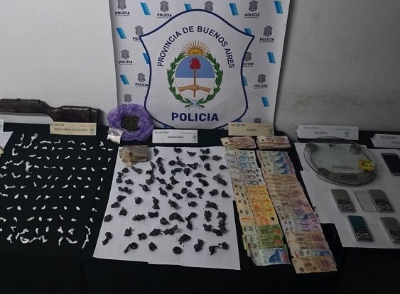 Desarticulan dos puntos de venta de droga en Moreno: siete detenidos y 233 envoltorios secuestrados