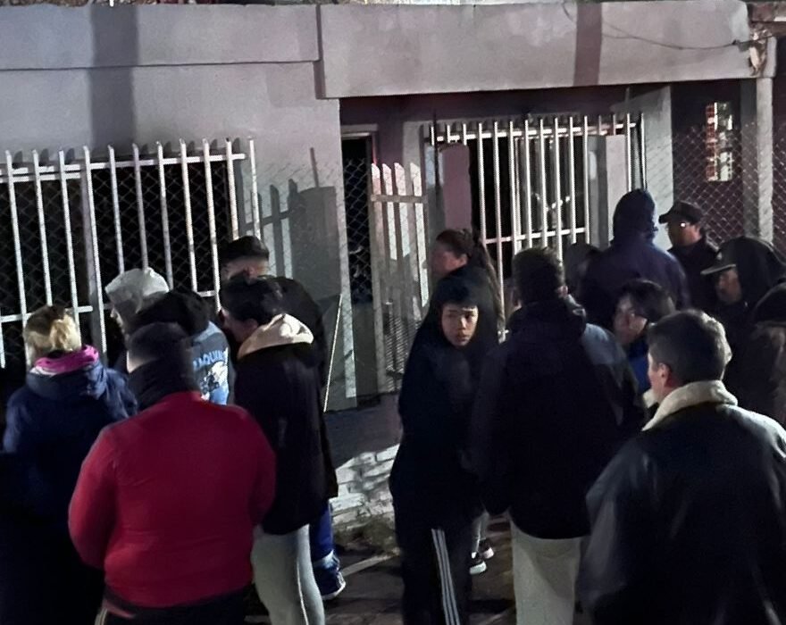 Bomberos auxiliaron a las víctimas de la propiedad incendiada