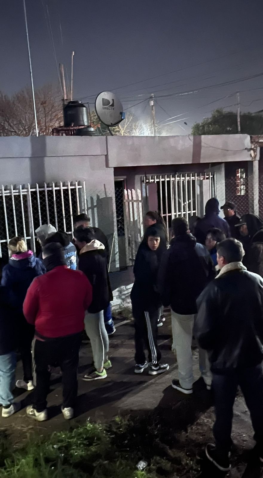 Bomberos auxiliaron a las víctimas de la propiedad incendiada